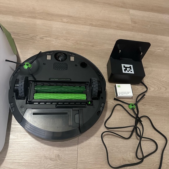 iRobot Roomba j7 Robotic Vacuum Cleaner 7150 WiFi Connected Graphite - Picture 4 of 4